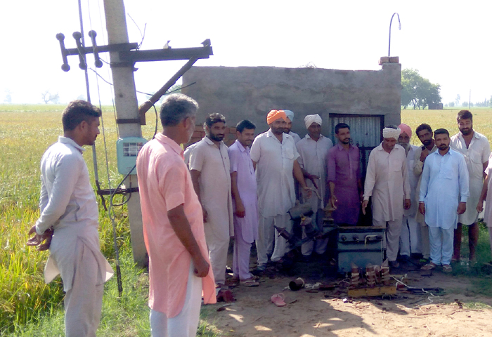 ਖੇਤਾਂ ''ਚ ਲੱਗੇ 4 ਟਰਾਂਸਫਾਰਮਰਾਂ ''ਚੋਂ ਤਾਂਬਾ ਚੋਰੀ