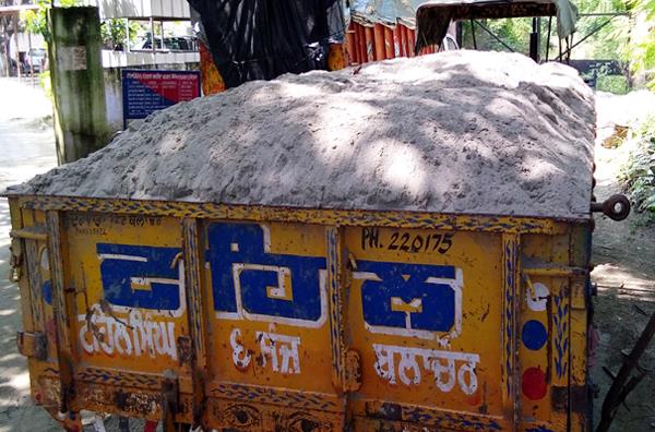 2 tractor trolleys seized for illegal mining charges