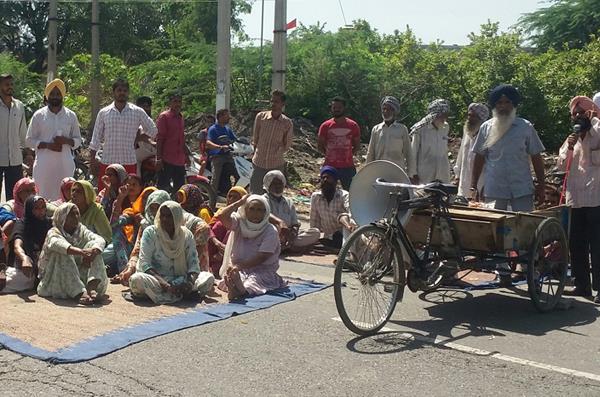 stopping traffic by protesting before the gate of the powercom office