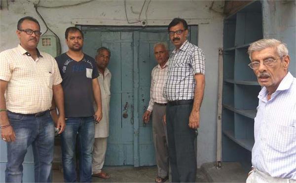 4 shops locked in lawyers   markets