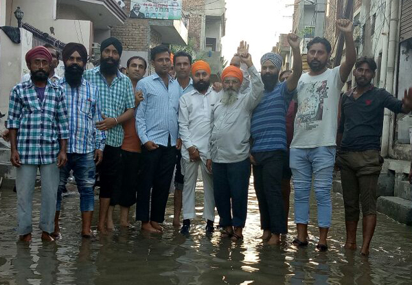 ਬਰਸਾਤੀ ਪਾਣੀ ਦੀ ਨਿਕਾਸੀ ਨਾ ਹੋਣ ਕਾਰਨ ਭੜਕੇ ਲੋਕਾਂ ਵੱਲੋਂ ਨਾਅਰੇਬਾਜ਼ੀ