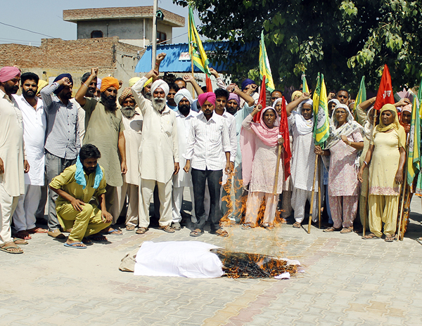 ਕਿਸਾਨਾਂ-ਮਜ਼ਦੂਰਾਂ ਤੇ ਔਰਤਾਂ ਨੇ ਇਕੱਠੇ ਹੋ ਕੇ ਪੰਜਾਬ ਸਰਕਾਰ ਦੀ ਅਰਥੀ ਫੂਕੀ ਅਰਥੀ