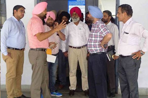 ਜ਼ਿਲਾ ਚੋਣ ਅਫਸਰ ਵਲੋਂ ਕਾਊਂਟਿੰਗ ਸੈਂਟਰਾਂ ਦਾ ਤੇ ਸਟਰਾਂਗ ਰੂਮਾਂ ਦਾ ਦੌਰਾ