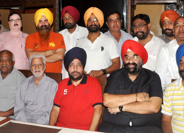 ਦੋ ਫਾੜ ਹੋਏ ਨਿਗਮ ਦੇ ਠੇਕੇਦਾਰ ਇਕ ਗਰੁੱਪ ''ਤੇ ਲੱਗਾ ਟੈਂਡਰਾਂ ਦੇ ਪੂਲ ਦੇ ਬਹਾਨੇ ਇਕੱਠੇ ਕੀਤੇ ਪੈਸਿਆਂ ਦੀ ਦੁਰਵਰਤੋਂ ਦਾ ਦੋਸ਼