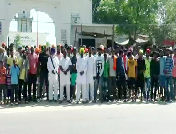 ਅਧਿਆਪਕ ਦੀ ਬਦਲੀ ਦੇ ਵਿਰੋਧ ''ਚ ਧਰਨਾ