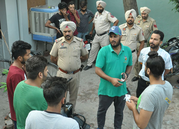 3 ਨੌਜਵਾਨਾਂ ਨੂੰ ਪੁੱਛਗਿੱਛ ਲਈ ਹਿਰਾਸਤ ''ਚ ਲਿਆ