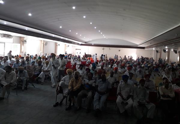 government anti government slogans in the convention of retired employees