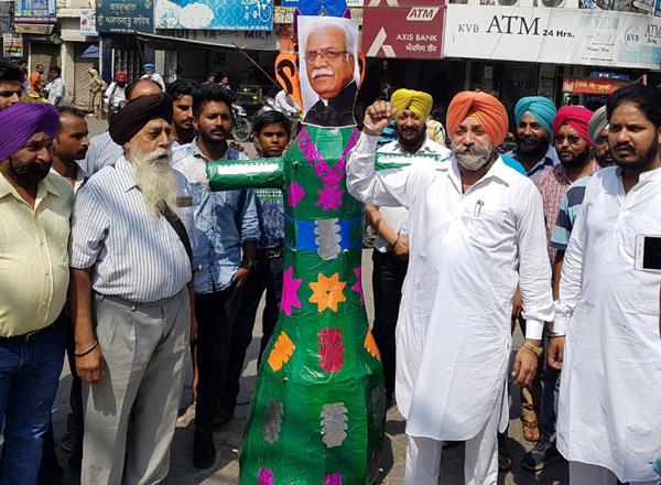 congressmen burnt the effigies of haryana chief minister