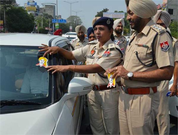 traffic police stacked stickers on shaheed bhagat singh  s birthday