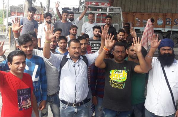 shiv sena protests at toll plaza