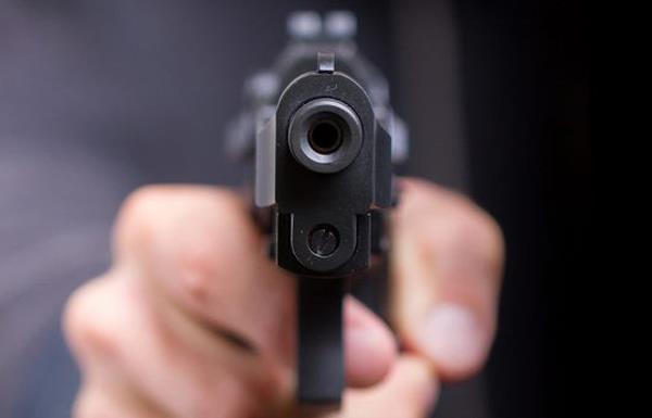 cash and mobile plunder by showing pistols