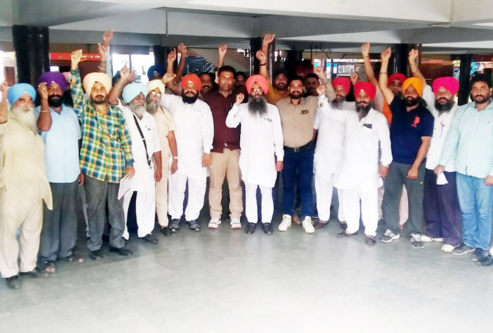 ਆਲ ਪ੍ਰਾਈਵੇਟ ਯੂਨੀਅਨ ਵੱਲੋਂ ਜ਼ਿਲਾ ਪ੍ਰਸ਼ਾਸਨ ਖਿਲਾਫ ਰੋਸ ਪ੍ਰਦਰਸ਼ਨ