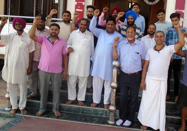 ਮੰਦਰ ਕਮੇਟੀ ਨੇ ਪੁਲਸ ਪ੍ਰਸ਼ਾਸਨ ਖਿਲਾਫ ਕੀਤੀ ਨਾਅਰੇਬਾਜ਼ੀ