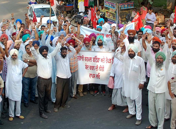 ਥਰਮਲ ਬੰਦ ਕਰਨ ਵਿਰੋਧ ''ਚ ਮੁਲਾਜ਼ਮਾਂ ਨੇ ਕੀਤਾ ਰੋਸ ਪ੍ਰਦਰਸ਼ਨ