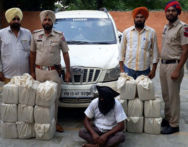 ਸ਼ਰਾਬ ਦੀਆਂ 228 ਬੋਤਲਾਂ ਤੇ ਗੱਡੀ ਸਣੇ ਕਾਬੂ