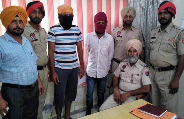 ਨਸ਼ਿਆਂ ਦੇ 2 ਸਮੱਗਲਰ ਕਾਰ ਸਣੇ ਕਾਬੂ