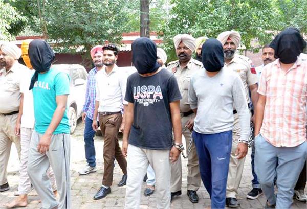 unsecured group robbery of vehicle and gas agencies at the behest of arms