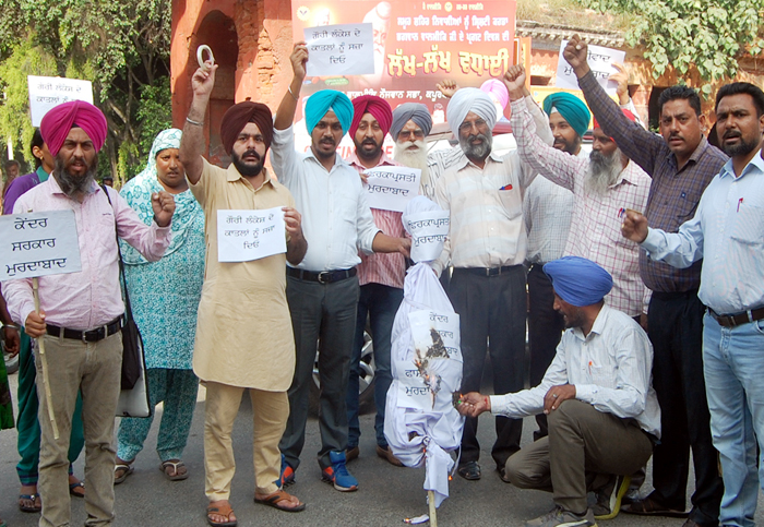 ਡੈਮੋਕ੍ਰੇਟਿਕ ਕਰਮਚਾਰੀ ਫੈੱਡਰੇਸ਼ਨ ਨੇ ਸੂਬਾ ਸਰਕਾਰ ਦਾ ਪੁਤਲਾ ਫੂਕਿਆ