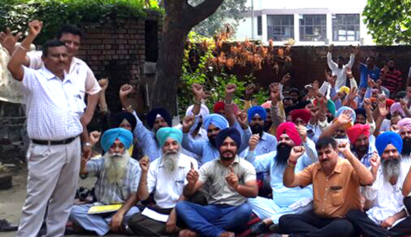 ਤਨਖਾਹਾਂ ਨਾ ਮਿਲਣ ਕਾਰਨ ਜਲ ਸਪਲਾਈ ਤੇ ਸੈਨੀਟੇਸ਼ਨ ਮੁਲਾਜ਼ਮਾਂ ਦੇ ਘਰਾਂ ''ਚ ਚੁੱਲ੍ਹੇ ਪਏ ਠੰਡੇ