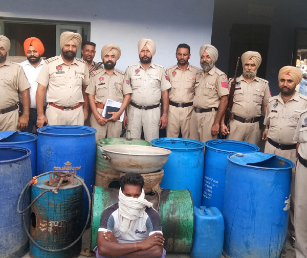 1550 ਲੀਟਰ ਲਾਹਣ, 300 ਬੋਤਲਾਂ ਸ਼ਰਾਬ ਤੇ ਚਾਲੂ ਭੱਠੀ ਸਮੇਤ ਇਕ ਕਾਬੂ