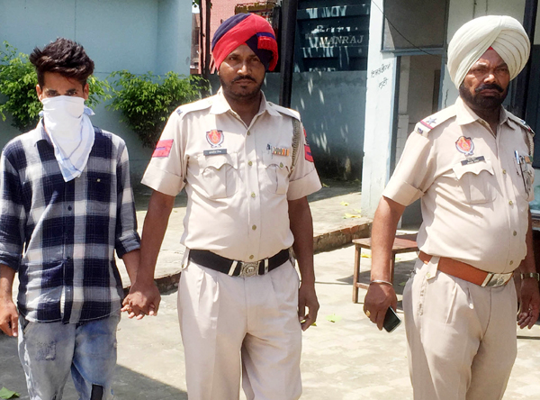 ਨਸ਼ੀਲੀਆਂ ਸ਼ੀਸ਼ੀਆਂ ਤੇ ਟੀਕਿਆਂ ਸਮੇਤ ਪੁਲਸ ਅੜਿੱਕੇ