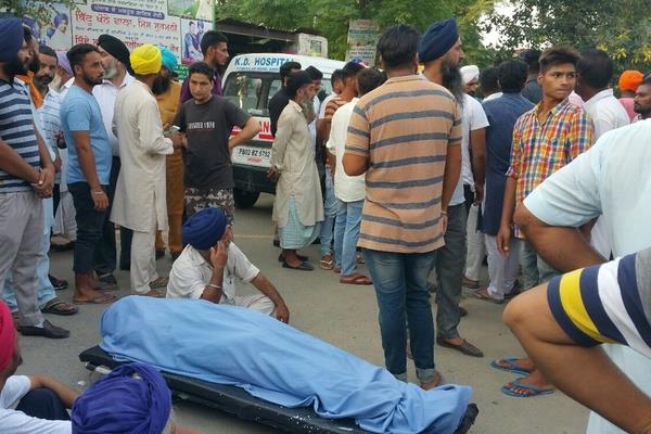 the protest against the hospital by keeping the body