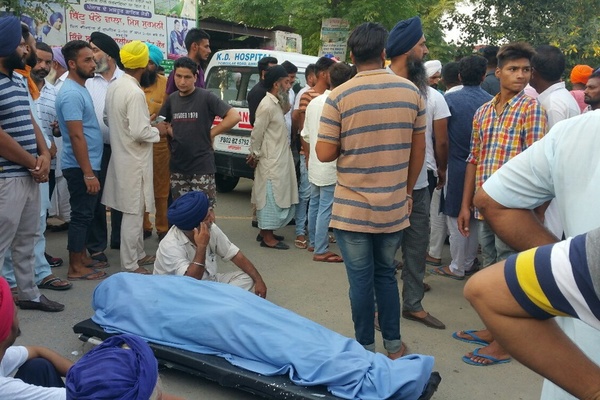 ਨੌਜਵਾਨ ਦੀ ਲਾਸ਼ ਸੜਕ ''ਤੇ ਰੱਖ ਕੇ ਹਸਪਤਾਲ ਵਿਰੁੱਧ ਦਿੱਤਾ ਧਰਨਾ