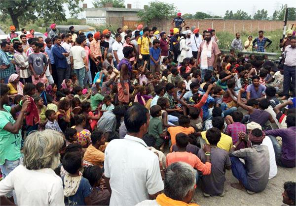 machinery run by workers on the banks of weavers