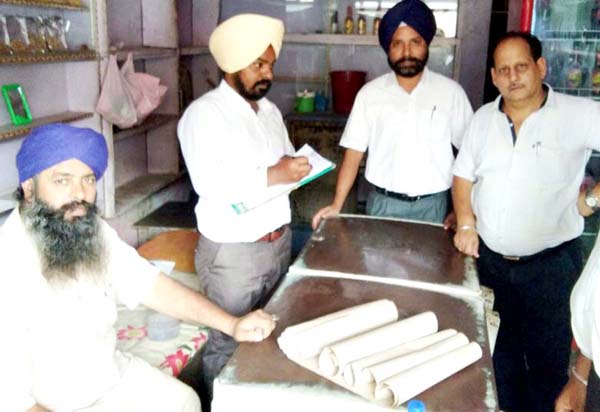 ਸਿਹਤ ਵਿਭਾਗ ਦੀ ਟੀਮ ਵਲੋਂ ਬੇਗੋਵਾਲ ਤੇ ਭੁਲੱਥ ''ਚ ਛਾਪੇਮਾਰੀ