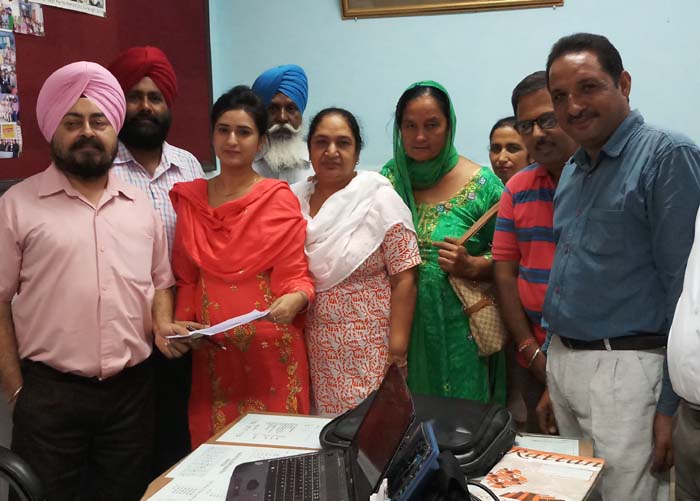 ਸਿਹਤ ਵਿਭਾਗ ਦੇ ਕਰਮਚਾਰੀਆਂ ਐੱਸ. ਐੱਮ. ਓ. ਨੂੰ ਸੌਂਪਿਆ ਮੰਗ ਪੱਤਰ