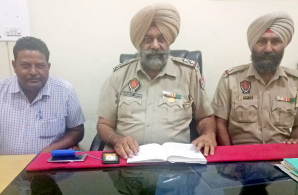 ਪਿਸਤੌਲ ਦਿਖਾ ਕੇ ਤਿੰਨ ਨੌਜਵਾਨ ਇਨੋਵਾ ਕਾਰ ਖੋਹ ਕੇ ਫਰਾਰ