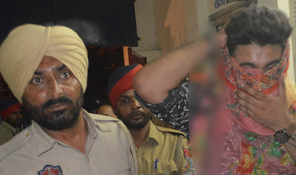 ਪੁਲਸ ਦਾ ਨਾਕਾ ਦੇਖ ਕੇ ਮਹਿਲਾ ਐੱਸ. ਐੱਚ. ਓ. ਦੇ ਜਵਾਈ ਨੇ ਭਜਾਈ ਨੀਲੀ ਬੱਤੀ ਵਾਲੀ ਕਾਰ