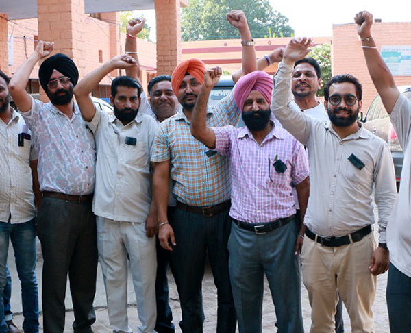 ਗੌਰੀ ਦੇ ਕਾਤਲਾਂ ਦੀ ਗ੍ਰਿਫਤਾਰੀ ਨੂੰ ਲੈ ਕੇ ਕੀਤੀ ਨਾਅਰੇਬਾਜ਼ੀ