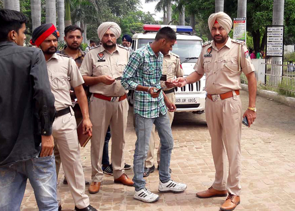 ਪੁਲਸ ਨੇ ਸਰਕਾਰੀ ਕਾਲਜ ਕੈਂਪਸ ਅੰਦਰ ਘੁੰਮਦੇ ਆਊਟ ਸਾਈਡਰਾਂ ਨੂੰ ਪਾਈਆਂ ਭਾਜੜਾਂ