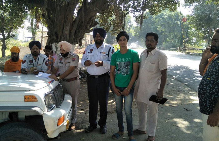 ਵਾਹਨਾਂ ਦੇ ਚਲਾਨ ਕੱਟੇ