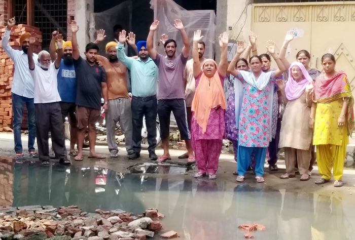 ਗੰਦੇ ਪਾਣੀ ਨੇ ਲੋਕਾਂ ਦੀ ਜ਼ਿੰਦਗੀ ਬਣਾਈ ਨਰਕ