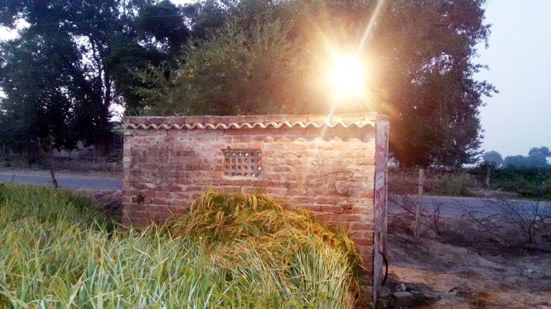 ਟਿਊਬਵੈੱਲਾਂ ਦੀਆਂ ਮੋਟਰਾਂ ''ਤੇ ਦਿਨ-ਰਾਤ ਜਗਦੇ ਬਲੱਬ ਘਰੇਲੂ ਖਪਤਕਾਰਾਂ ਦੀ ਜੇਬ ''ਤੇ ਪਾ ਰਹੇ ਨੇ ਬੋਝ