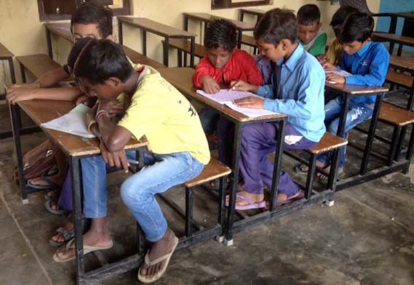 ''ਉੱਠ ਜਾਗ ਨੀ ਸੁੱਤੀਏ ਸਰਕਾਰੇ, ਬਿਨ ਕਿਤਾਬੋਂ ਕਿੰਝ ਪੜ੍ਹਨ ਬੱਚੇ ਵਿਚਾਰੇ''