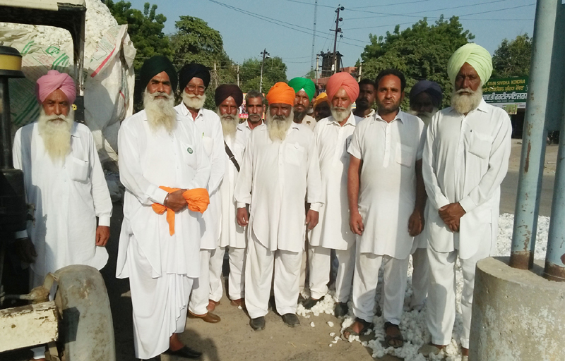 ਨਰਮੇ ਦੀ ਖਰੀਦ ਨਾ ਹੋਣ ਤੋਂ ਪ੍ਰੇਸ਼ਾਨ ਕਿਸਾਨਾਂ ਲਾਇਆ ਜਾਮ