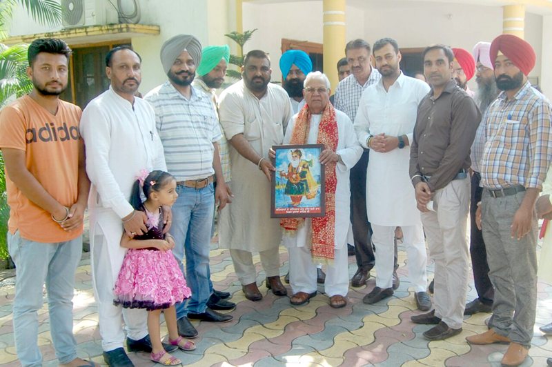 ਨੌਜਵਾਨਾਂ ਨੂੰ ਲੋੜਵੰਦਾਂ ਦੀ ਸੇਵਾ ਲਈ ਅੱਗੇ ਆਉਣਾ ਚਾਹੀਦੈ : ਵਿਜੇ ਚੋਪੜਾ