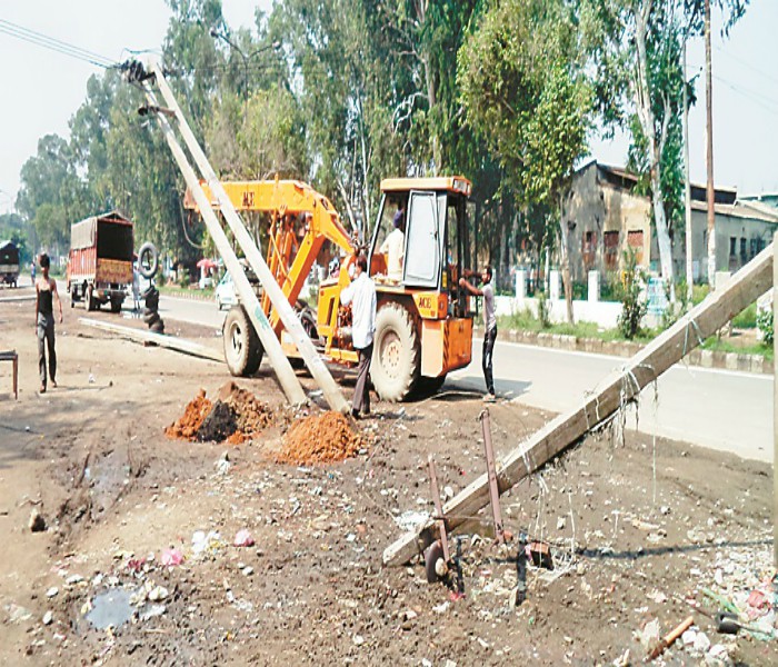 ਹਾਈਟੈਂਸ਼ਨ ਤਾਰਾਂ 'ਚ ਫਸੇ ਟਰੱਕ ਨੇ ਕਈ ਖੰਭੇ ਤੋੜੇ, ਧਮਾਕਿਆਂ ਤੇ ਅੱਗ ਦੇ ਚੰਗਿਆੜਿਆਂ ਕਾਰਨ ਮਚੀ ਹਫੜਾ-ਦਫੜੀ