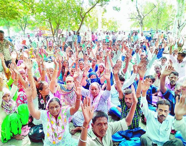 cleaning workers have laid the foundation for the gheriya nigam office