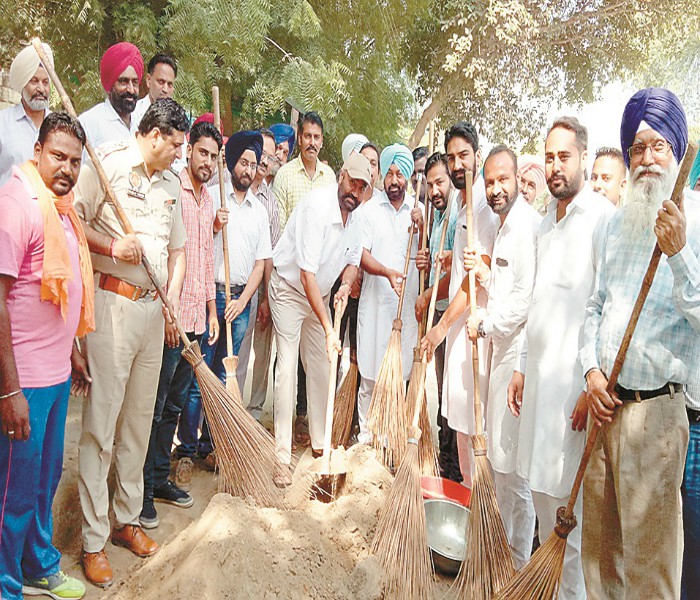 ਪੁਲਸ ਅਤੇ ਪ੍ਰਸ਼ਾਸਨ ਦੇ ਉਚ ਅਧਿਕਾਰੀਆਂ ਨੇ ਹੱਥ ਵਿਚ ਚੁੱਕੇ ਝਾੜੂ, ਕੀਤੀ ਸਫਾਈ