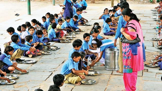 1.5 ਲੱਖ ਬੱਚਿਆਂ ਦੇ ਮਿਡ-ਡੇਅ ਮੀਲ ਦਾ ਬੋਝ ਅਧਿਆਪਕਾਂ ਦੀ ਜੇਬ ''ਤੇ