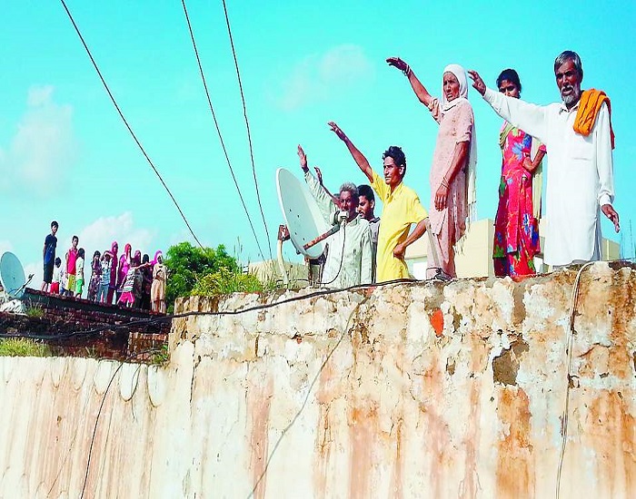 ਲੋਕਾਂ ਦੀ ਜਾਨ ਦਾ ਖੌਅ ਬਣੀਆਂ ਮਕਾਨਾਂ ਉੱਪਰੋਂ ਲੰਘਦੀਆਂ ਹਾਈਵੋਲਟੇਜ ਤਾਰਾਂ