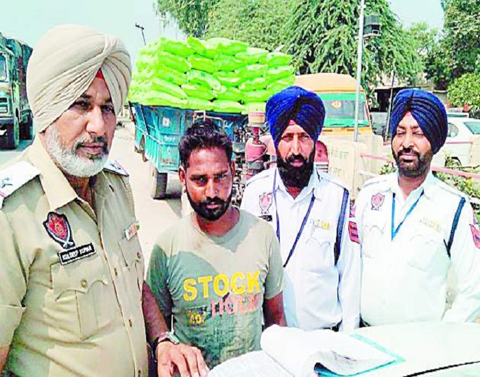 ਓਵਰਲੋਡਿਡ ਤੇ ਬਿਨਾਂ ਕਾਗਜ਼ਾਂ ਦੇ ਚੱਲਦੇ ਵਾਹਨ ਹੋਏ ਥਾਣਿਆਂ ''ਚ ਬੰਦ