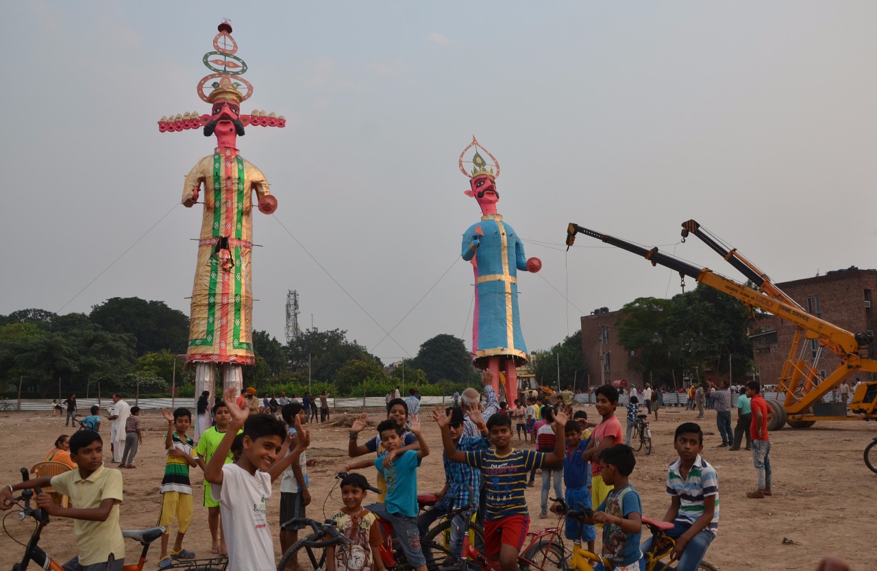 ਚੰਡੀਗੜ੍ਹ ''ਚ ਸਜ-ਧਜ ਕੇ ਤਿਆਰ ਹੋਇਆ ਰਾਵਣ, ਦੁਸਹਿਰੇ ਦੀਆਂ ਤਿਆਰੀਆਂ ਜ਼ੋਰਾਂ ''ਤੇ (ਤਸਵੀਰਾਂ)