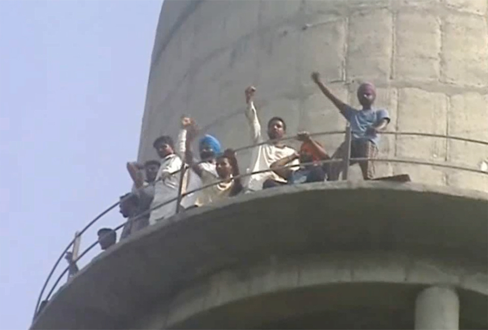 ਪਿੰਡ ''ਚ ਲੱਗ ਰਹੇ ਮੋਬਾਇਲ ਟਾਵਰ ਦੇ ਵਿਰੋਧ ''ਚ ਟੈਂਕੀ ''ਤੇ ਚੜ੍ਹੇ ਨੌਜਵਾਨ