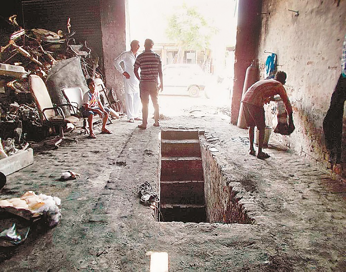 ਵਰਕਸ਼ਾਪ ਅੰਦਰ ਕਾਰ ''ਚ ਅੱਗ ਲੱਗਣ ਕਾਰਨ ਹਜ਼ਾਰਾਂ ਦਾ ਸਾਮਾਨ ਸੜਿਆ