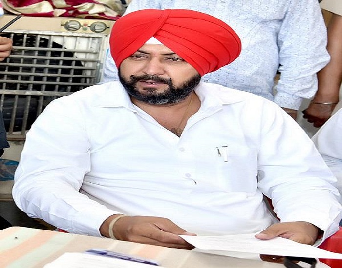 ਗੁਣਗਾਨ ਨਾ ਕਰਨ ਵਾਲਿਆਂ ਨੂੰ ਵਿਖਾ ਦਿੱਤਾ ਜਾਂਦੈ ਬਾਹਰ ਦਾ ਰਸਤਾ : ਚੀਮਾ